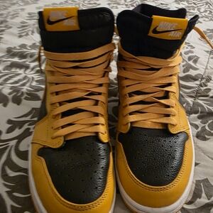 Air Jordan 1 High Retro OG Pollen Men's Black and Yellow High-Top Sneakers